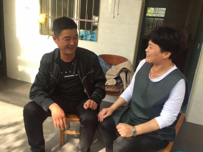 黨員走訪職工家屬，為同事解決疑難問題