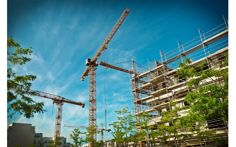 建筑施工項(xiàng)目管理項(xiàng)目是建筑施工企業(yè)最基本的業(yè)務(wù)單元，企業(yè)開(kāi)展數(shù)字化轉(zhuǎn)型要以項(xiàng)目為基石，緊緊圍繞不同項(xiàng)目類(lèi)型、階段、業(yè)務(wù)全場(chǎng)景開(kāi)展，最終實(shí)現(xiàn)企業(yè)數(shù)字化轉(zhuǎn)型升級(jí)。隨著工程建設(shè)項(xiàng)目投資規(guī)模增長(zhǎng)，建筑物形式多樣、體量大、結(jié)構(gòu)復(fù)雜，同時(shí)建筑施工周期長(zhǎng)，使用的材料品種多，耗用量大。建筑施工項(xiàng)目管理主要呈現(xiàn)以下特點(diǎn)。覆蓋面廣建筑施工項(xiàng)目管理綜合性強(qiáng)、涉及面廣，需要工程、商務(wù)、技術(shù)等部門(mén)多方協(xié)同，同時(shí)還涉及建筑、